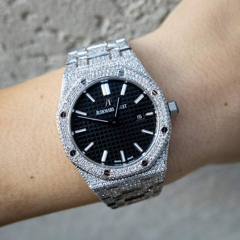 AUDEMARS PIGUET – LADIES ROYAL OAK QUARTZ 33 – STEEL – CUSTOM PAVÉ DIAMOND SET (BLACK GRANDE TAPISSERIE