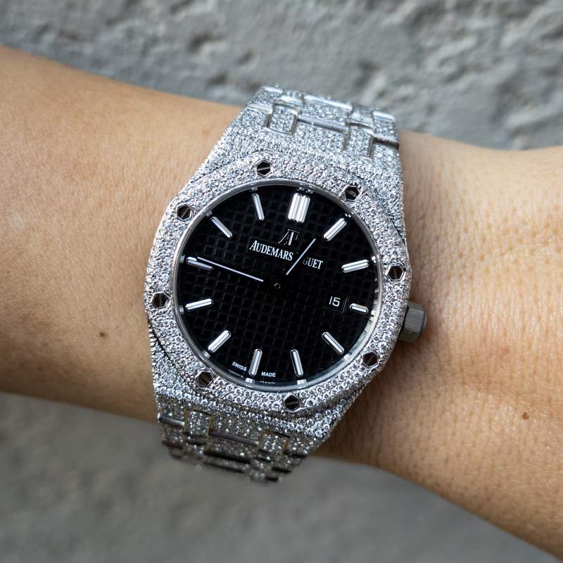 AUDEMARS PIGUET – LADIES ROYAL OAK QUARTZ 33 – STEEL – CUSTOM PAVÉ DIAMOND SET (BLACK GRANDE TAPISSERIE